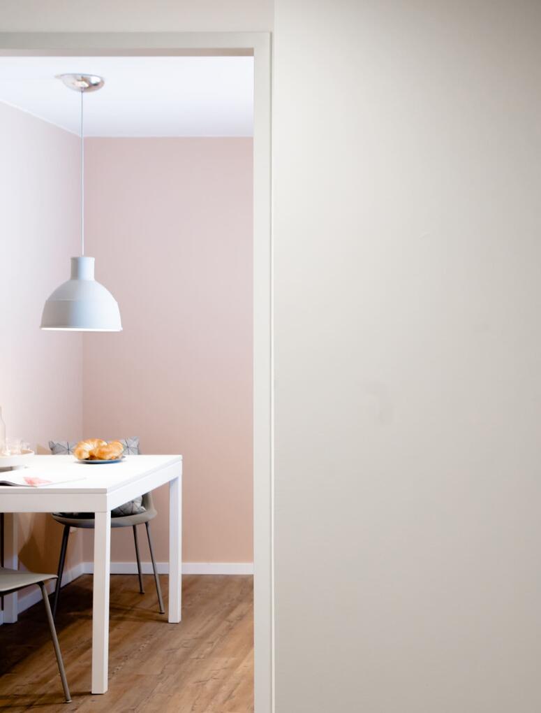 LY30 Assets kitchen Table in a kitchen with lamp above