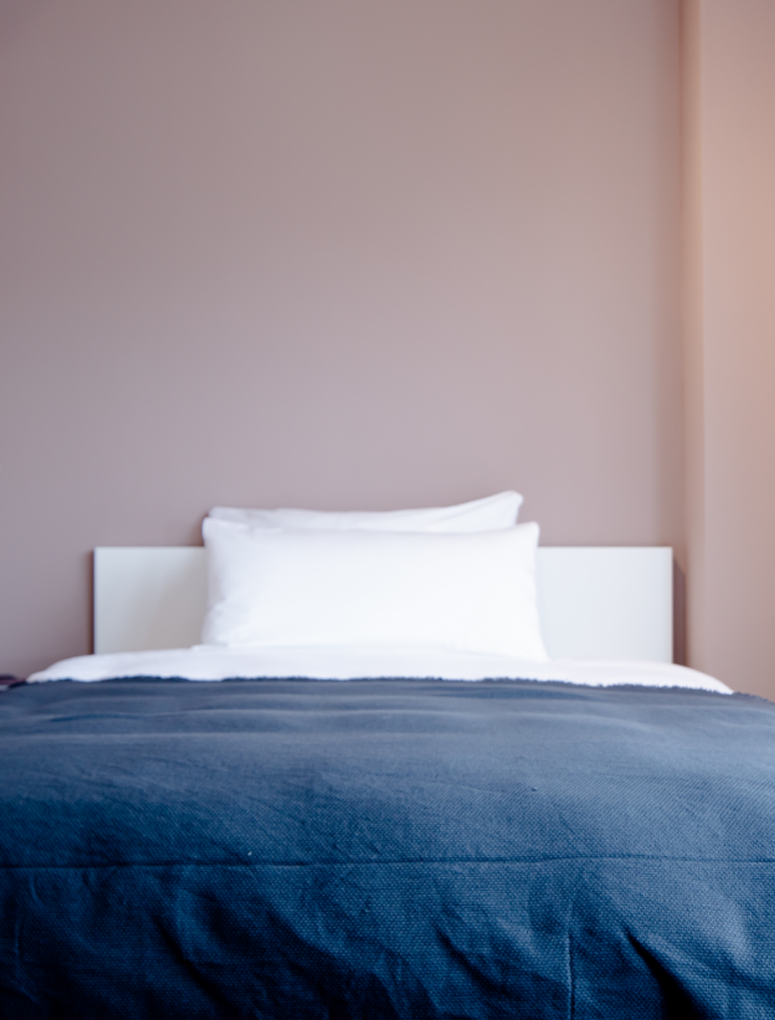 LY30 Assets 2 Zimmer Bed with black sheets