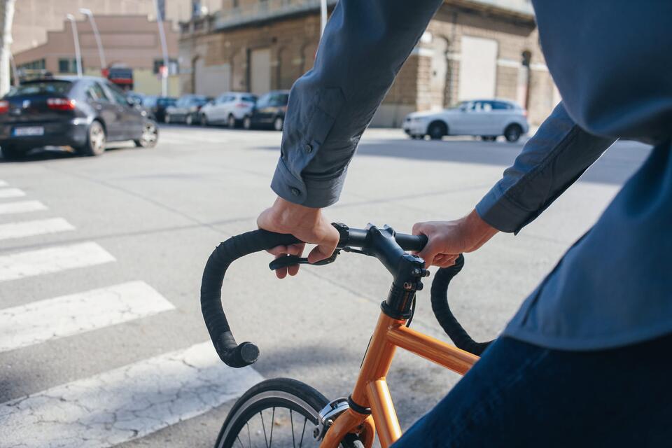 Ideale Lage mit verfügbaren Parkplätzen und Fahrradabstellmöglichkeiten, so dass man sich leicht fortbewegen kann