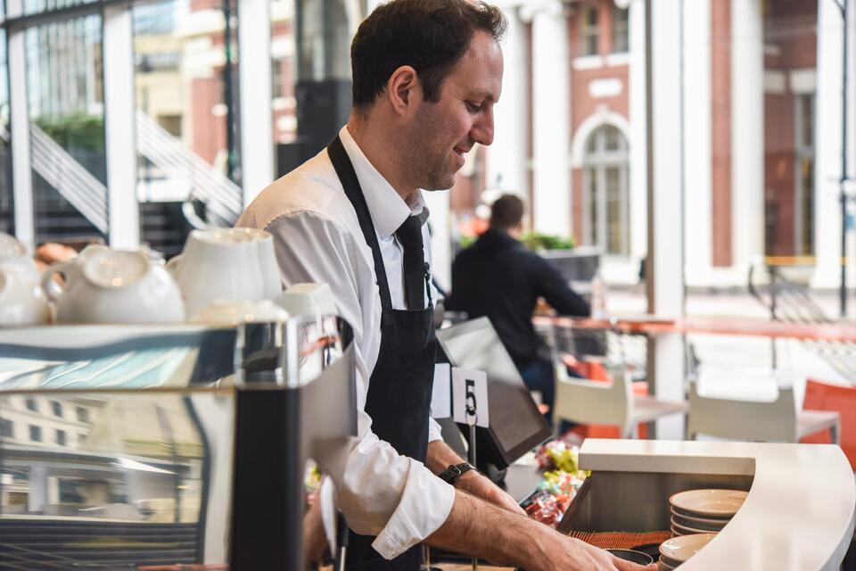 A variety of restaurants close by, with cuisines including Italian, Indian, Portuguese, Korean & Greek. Just ask at reception for a recommendation Variety of restaurants